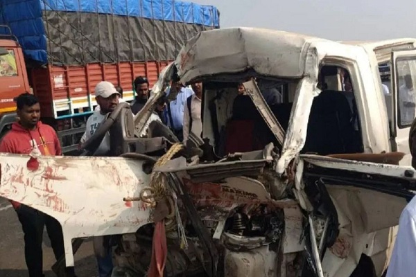 पुणे में दर्दनाक हादसा : ट्रक-कार की टक्कर में 9 लोगों की मौत, 3 घायल