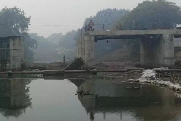 यूपी : मिर्जापुर में गड़ई नदी पर निर्माणाधीन पुल का स्लैब गिरने से 2 मजदूर घायल, विधायक ने दिए जांच के आदेश