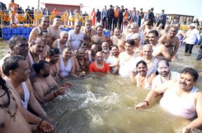 योगी कैबिनेट ने संगम में लगाई डुबकी