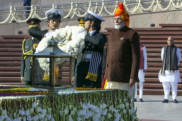 पीएम मोदी ने राष्ट्रीय समर स्मारक पर शहीद सैनिकों को दी श्रद्धांजलि
