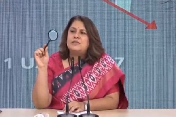 रुपये की कीमत में गिरावट को लेकर कांग्रेस ने तजा कंस – प्रधानमत्री ने ‘रुपये का शतक’ लगवाने की ठान ली है 