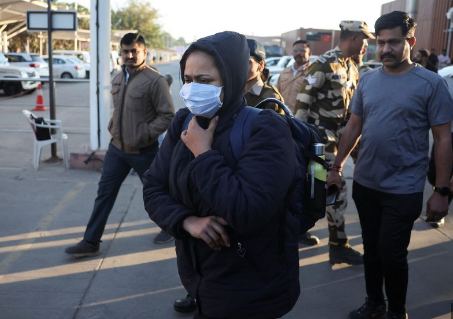 अमेरिका से निर्वासित 33 गुजराती प्रवासियों को लेकर विमान अहमदाबाद में उतरा