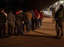 अमेरिका से लौटे 104 भारतीय