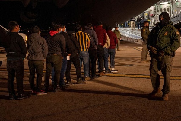 अमेरिका से निकाले गए भारतीयों पर कांग्रेस का दावा – भारतीयों को हथकड़ी लगाई, अपमानित किया गया