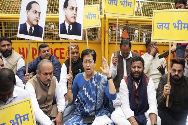 AAP विधायकों का दिल्ली विधानसभा के बाहर 7 घंटे तक धरना, आतिशी ने आज राष्ट्रपति मुर्मु से मुलाकात का मांगा समय