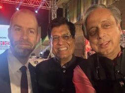 जोनाथन रेनाल्ड्स व गोयल के साथ थरूर