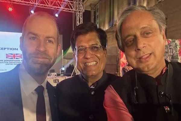 कांग्रेस सांसद शशि थरूर ने अब केंद्रीय मंत्री पीयूष गोयल के साथ शेयर की सेल्फी, जमकर की तारीफ