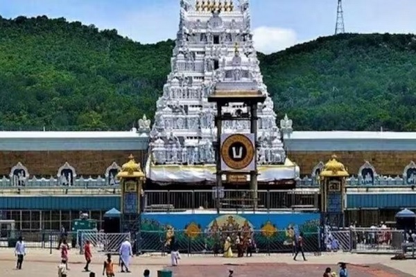 तिरुपति मंदिर बोर्ड ने 18 गैर-हिन्दू कर्मचारियों को हटाया, ट्रांसफर या वीआरएस का दिया विकल्प