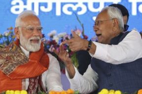 नीतीश व पीएम मोदी