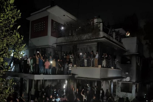 बांग्लादेश में फिर हिंसा : बंगबंधु मुजीबुर्रहमान के घर पर बुलडोजर से हमला, तोड़फोड़ कर लगा दी आग