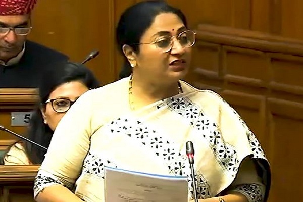 सीएम रेखा गुप्ता ने दिल्ली विधानसभा में पेश की कैग रिपोर्ट, 2002 करोड़ का घाटा, लाइसेंस देने में अनियमितता