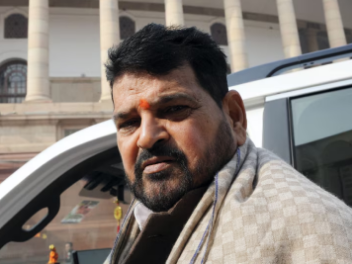 खेल मंत्रालय ने WFI पर लगा निलंबन हटाया, बृजभूषण सिंह के करीबी को मिली कमान