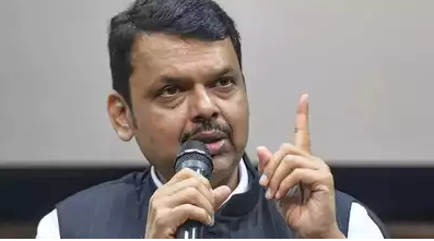 महाराष्ट्र: सीएम फडणवीस ने धनंजय मुंडे को मंत्री पद से इस्तीफा देने के लिये कहा
