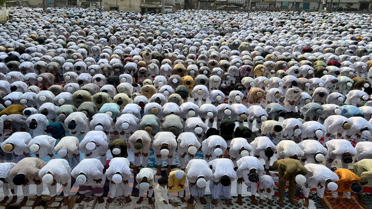 UP में ईद का जश्न: मस्जिदों और ईदगाहों में अदा की गई नमाज, ब्रजेश पाठक और मंत्री दानिश भी ईदगाह पहुंचकर दी बधाई