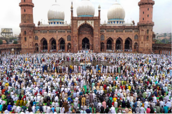 देश में धूमधाम से मनाई जा रही ईद: राष्ट्रपति, उपराष्ट्रपति और पीएम मोदी ने देशवासियों को दी बधाई