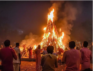 Holika Dahan 2025: होलिका दहन की पूजा में जरूर शामिल करें ये चीजें, यहां देख लें पूजा सामग्री की पूरी लिस्ट