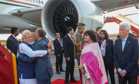 प्रधानमंत्री मोदी पहुंचे मॉरिशस, एयरपोर्ट पर पीएम नवीन रामगुलाम ने किया भव्य स्वागत, राष्ट्रीय समारोह में होंगे शामिल