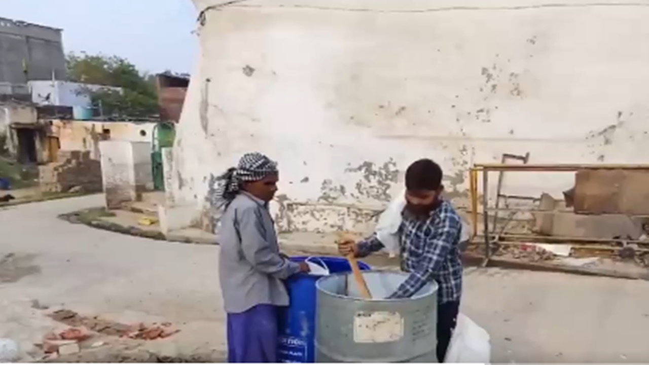 UP: हाईकोर्ट के आदेश पर संभल में शाही जामा मस्जिद की बाहरी दीवार की पुताई का काम शुरू