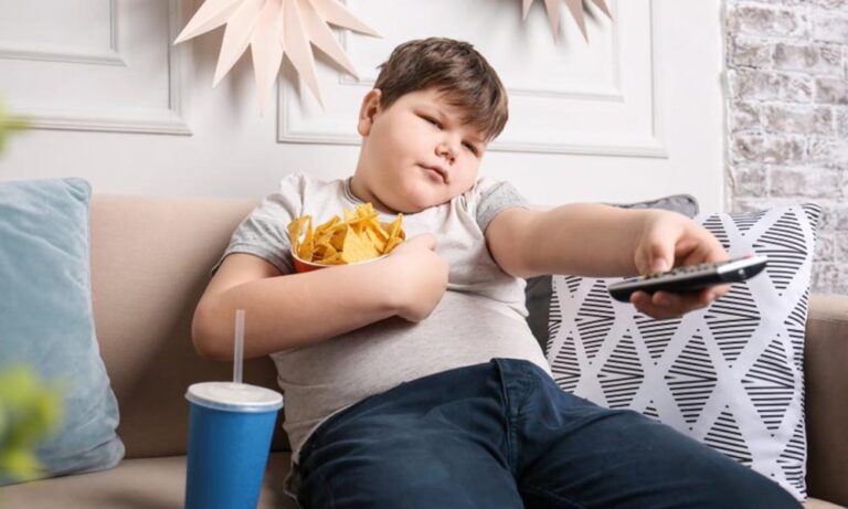 स्क्रीन पर ज्यादा समय बिताने से आखिर क्यों बढ़ रहा बच्चों का वजन?