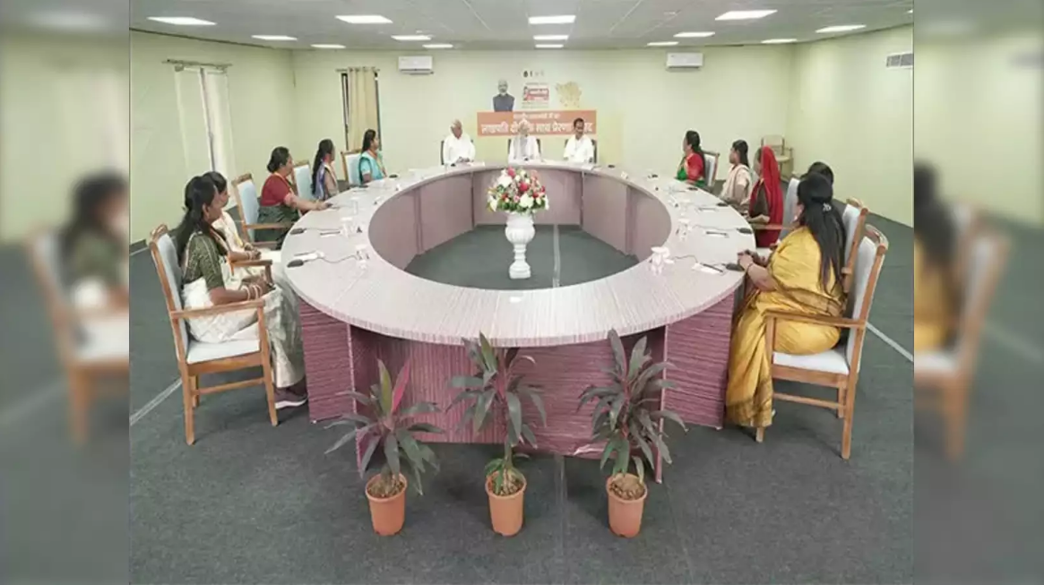 प्रधानमंत्री मोदी ने गुजरात में ‘लखपति दीदी सम्मेलन’ में लाभार्थियों से की बातचीत, जानें क्या कहा….