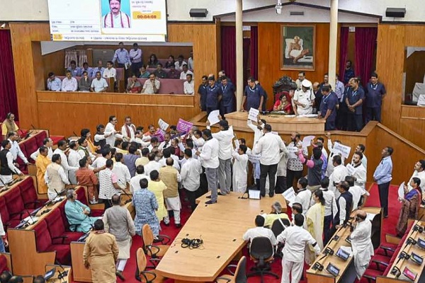 ओडिशा विधानसभा में हंगामा : एक-दूसरे से भिड़े भाजपा व कांग्रेस के विधायक, सदन की कार्यवाही स्थगित