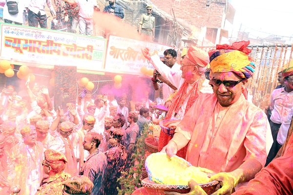सीएम योगी ने गोरखपुर में भक्तों संग मनाई होली, देशभर में हर्षोल्लास के साथ मनाया जा रहा रंगोत्सव