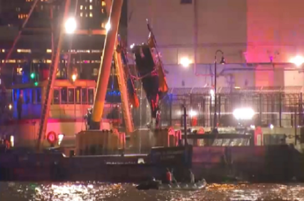 न्यूयॉर्क: हवा में दोफाड़ होने के बाद हेलीकॉप्टर नदी में गिरा, पायलट समेत छह लोगों की मौत