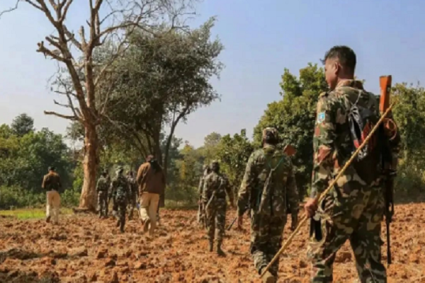 छत्तीसगढ़: नारायणपुर में सुरक्षाबलों ने मुठभेड़ में दो महिला नक्सलियों को मार गिराया