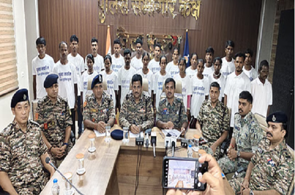 छत्तीसगढ़: सुकमा में एक नक्सली दंपति समेत 22 नक्सलियों ने किया सरेंडर