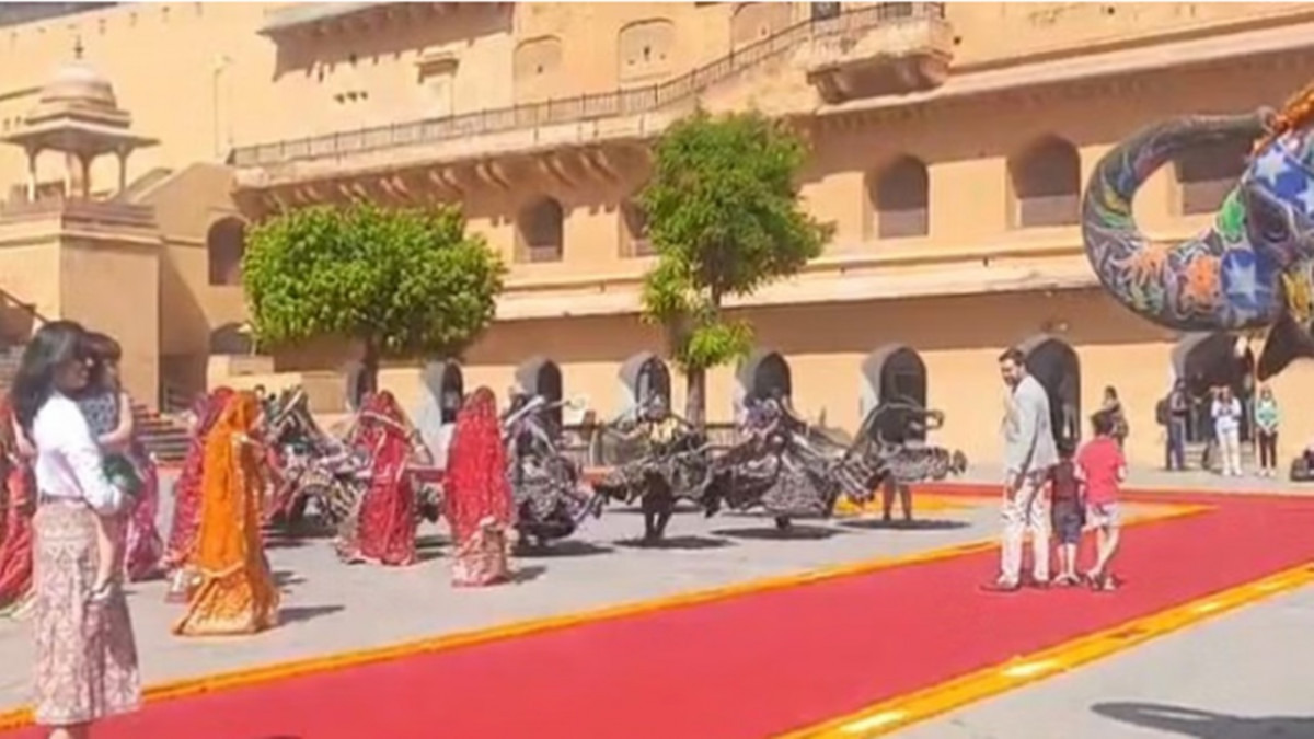 राजस्थान: परिवार संग अमेरिका के उपराष्ट्रपति पहुंचे आमेर का किला, कलाकारों ने किया स्वागत