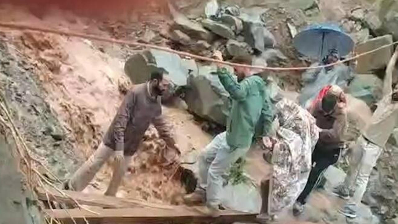 जम्मू कश्मीर के रामबन में भारी बारिश और  भूस्खलन से आई तबाही, 3 लोगों की मौत, कई लोगों को बचाया गया