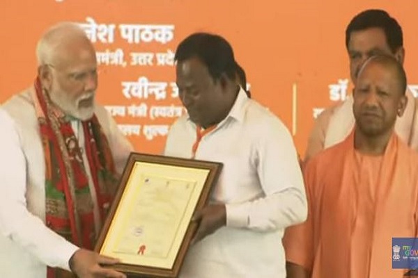 पीएम मोदी ने यूपी के 21 उत्पादों को दिया GI टैग प्रमाण पत्र, बनारसी तबला और भरवा मिर्च भी शामिल