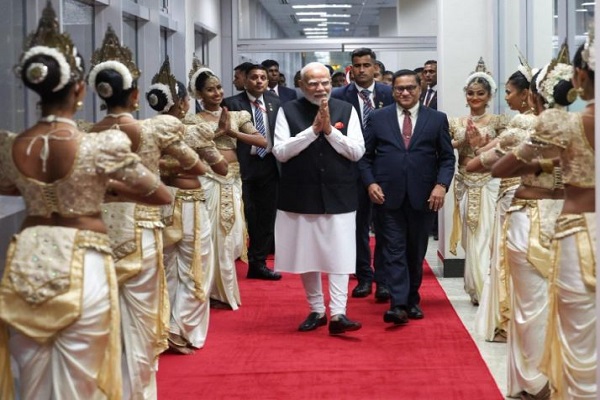 पीएम मोदी श्रीलंका दौरे पर कोलंबो पहुंचे, 6 वरिष्ठ मंत्रियों ने हवाई अड्डे पर किया भव्य स्वागत