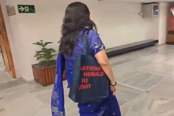 संसदीय समिति की बैठक में ‘नेशनल हेराल्ड की लूट’ लिखा बैग लेकर पहुंचीं भाजपा सांसद बांसुरी स्वराज
