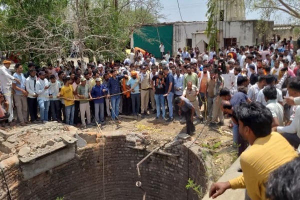 मध्य प्रदेश : मंदसौर में भीषण सड़क हादसा, बाइक से टक्कर के बाद कुएं में गिरी कार, 12 लोगों की मौत