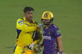 रिंकू को बधाई देते धोनी