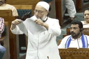 वक्फ बिल फाड़ते ओवैसी