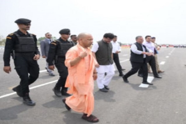 सीएम योगी ने गंगा एक्सप्रेसवे का किया निरीक्षण, मंत्री नितिन अग्रवाल और मुख्य सचिव भी रहे मौजूद