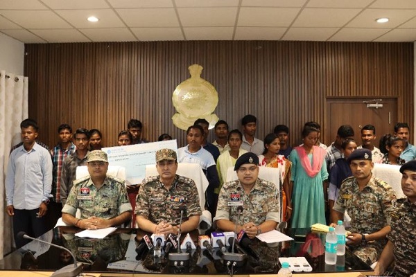 नक्सल विरोधी अभियान को बड़ी सफलता : बीजापुर में 24 नक्सलियों ने किया आत्मसमर्पण