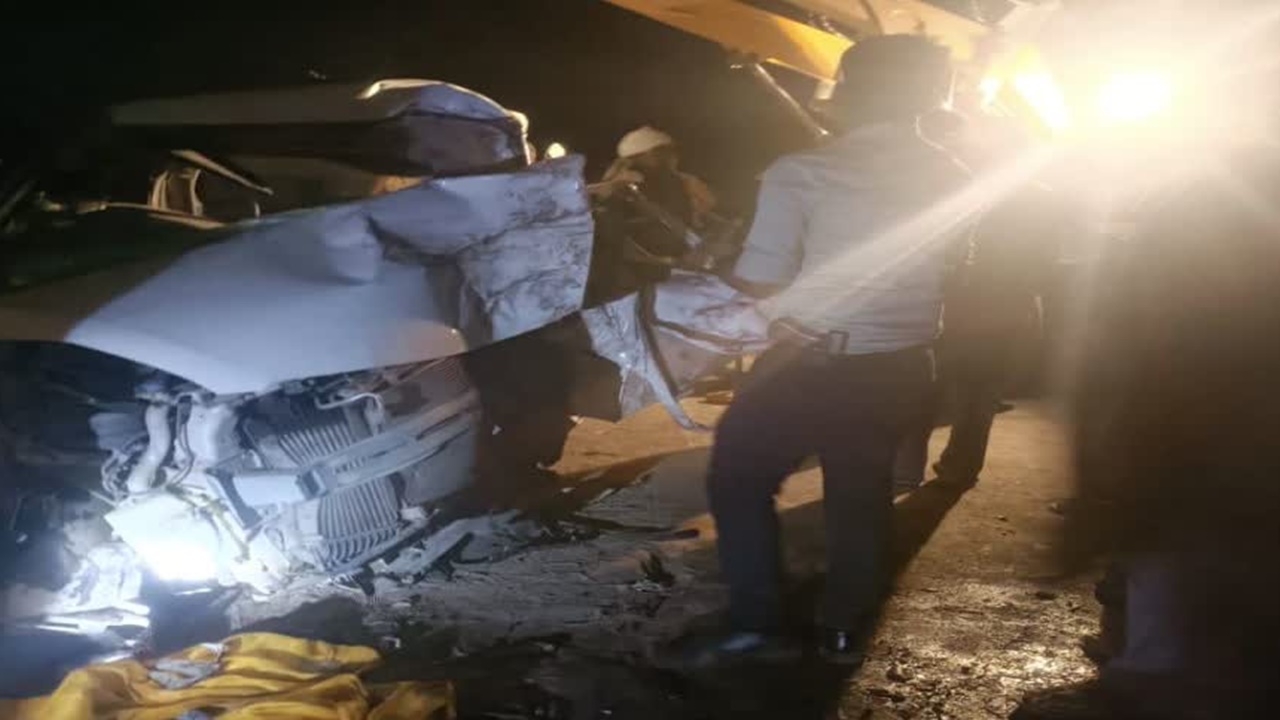 यूपी के कौशांबी में बड़ा हादसा: बारातियों की कार पेड़ से टकराई, चार की मौत, एक अन्य घायल