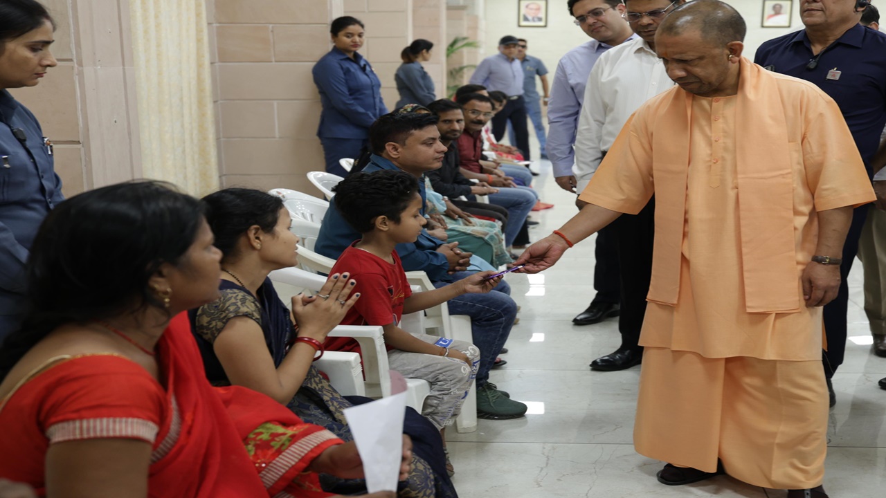 CM योगी ने  ‘जनता दर्शन’ में प्रदेश भर से आये लोगों की सुनीं समस्याएं, कहा- हर चेहरे पर खुशहाली सरकार की प्राथमिकता