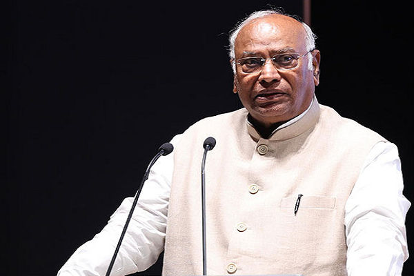 खरगे का प्रधानमंत्री को पत्र: जाति जनगणना पर राजनीतिक दलों से संवाद और तेलंगाना मॉडल अपनाने का किया आग्रह