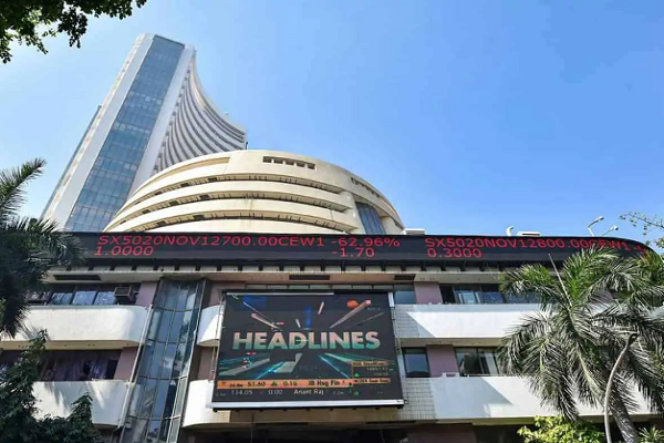 Stock Market में आज सपाट शुरुआत, सेंसेक्स 80,696 के अंक करीब, निफ्टी 24,421 अंक पर