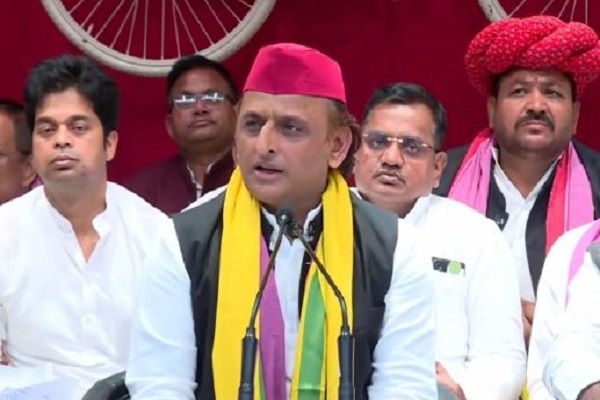 यूपी में अवैध मदरसों-मस्जिदों के खिलाफ एक्शन पर अखिलेश ने साधा निशाना, बोले – कम्युनल पॉलिटिक्स कर रही भाजपा