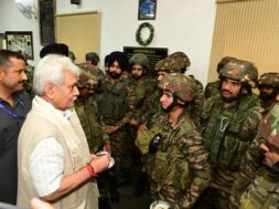 उरी में जवानों से मिले मनोज सिन्हा