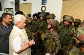 उरी में जवानों से मिले मनोज सिन्हा