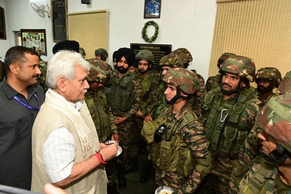 जम्मू-कश्मीर के एलजी मनोज सिन्हा बोले – ‘किसी भी स्थिति से निबटने को तैयार हैं हमारे सुरक्षा बल’