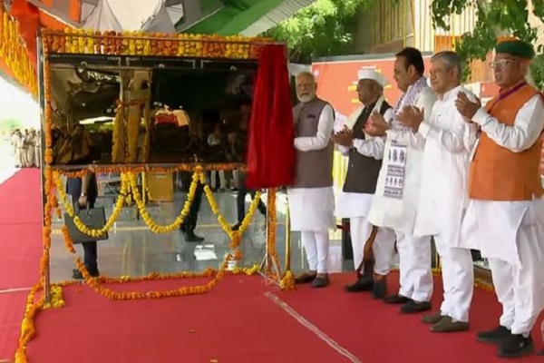 पीएम मोदी ने बीकानेर में देशनोक रेलवे स्टेशन का किया उद्घाटन, करणी माता मंदिर में की पूजा-अर्चना