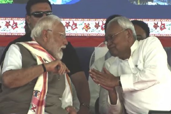बिहार के सीएम नीतीश कुमार मंच पर भूले पीएम मोदी का नाम, उन्हें कहा – अटल बिहारी वाजपेयी