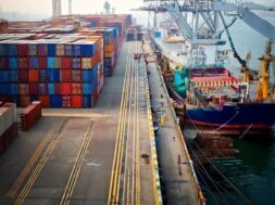 पाकिस्तानी जहाजों पर रोक